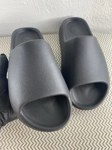 Adidas Yeezy Slides Black Onyx Men's US Size 9 New (NO BOX) - Picture 1 of 3