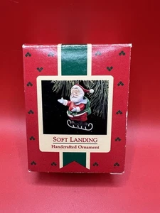 Decorazione natalizia Hallmark 1988 - Babbo Natale da atterraggio morbido sui pattini da ghiaccio - Foto 1 di 2