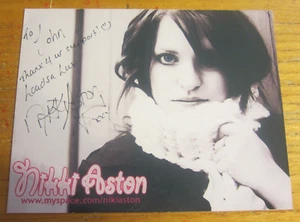 Fotografía firmada autografiada por músico de rock Nikki Aston 4,5X5,75 - Imagen 1 de 2