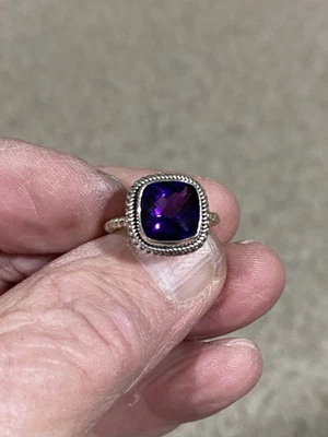 Anillo de amatista y ley Foto 1 de 3