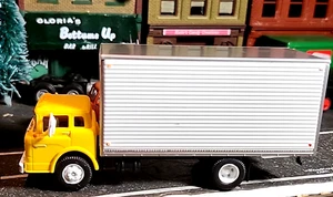 HO 1/87 RTR Athearn Ford C BOX VAN YELLOW CAB BUILT UNLETTERED-DELIVERY TRUCK - Picture 1 of 16