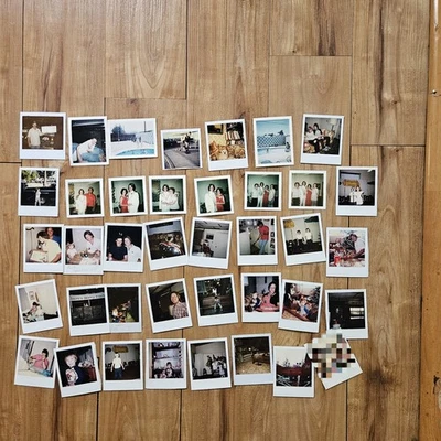 Fotos Polaroid vintage de 1970–80 de homem envelhecido americano formatura para pai com filho - Imagem 1 de 4