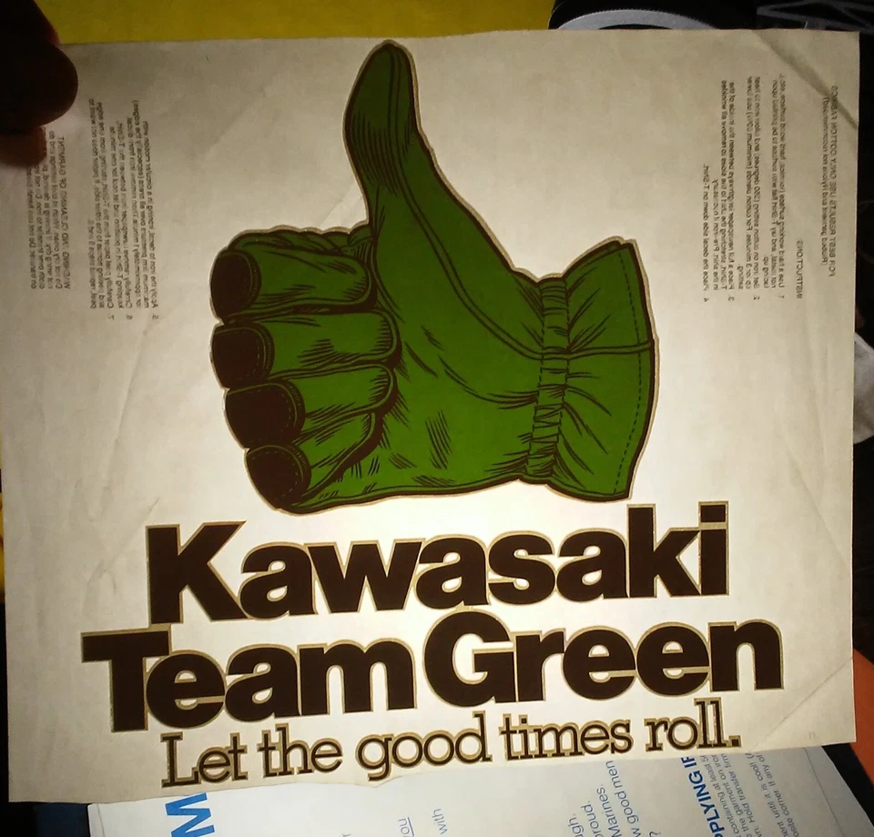 Equipo Kawasaki Thumbs Up vintage años 80 verde deja rodar los buenos tiempos. Plancha Foto 1 de 1