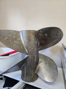 Signature Propellers Four by 4 Bravo III Rear - Picture 1 of 2