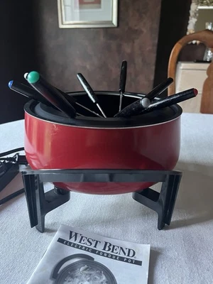 Pote de fondue West Bend elétrico vermelho 3 quartos antiaderente com espetos excelente estado - Imagem 1 de 4