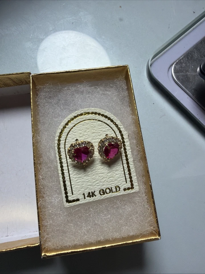 Betsey Johnson Fuchsia 心形苹果耳钉,全新带盒  — 第 1/4 张图片