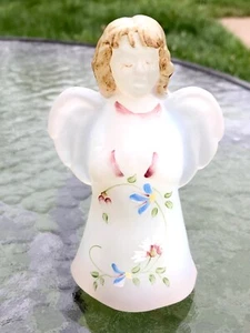 Fenton LE 13/250 vidrio esmerilado birmano pintado a mano por K. Riley ángel rezador - Imagen 1 de 8