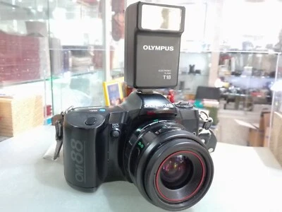 [NC] OLYMPUS OM88 35-70mm POWER FOCUS CON FLASH OLYMPUS T18 SENZA MANUAL ADAPTER - Immagine 1 di 4