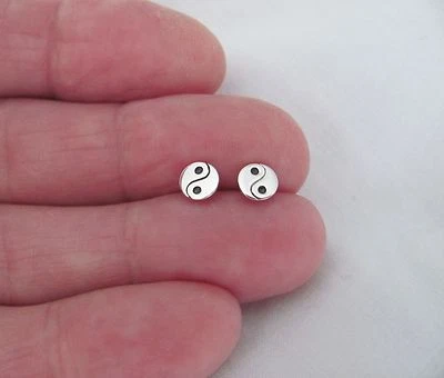 Pendientes de plata de ley de 6 mm ying yang post. Foto 1 de 3