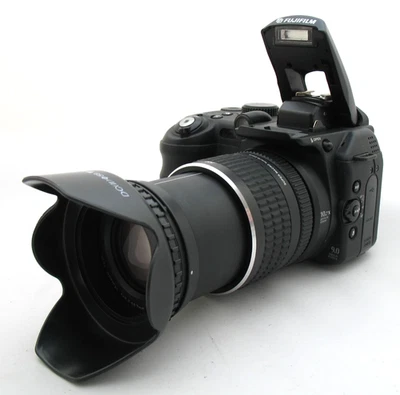 Fuji FinePix S9500 Digital Bridge Camera D-SLR style 28-300mm 10x Zoom Lens +1GB - Image 1 of 4