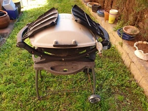 Medium Weber Q200 Portable BBQ LPG gas with stand, in working condition - Picture 1 of 14