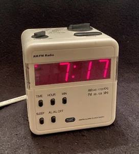 Vintage Style TOZAI WHITE CUBE AM/FM RADIO & WECKER - Batterie-Backup - 4,5" - Bild 1 von 9