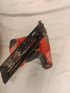 Pistola a chiodo senza fili 18V Milwaukee M18 FUEL 2743-20 NON FUNZIONANTE PER RICAMBI 15 Gage - Foto 1 di 3