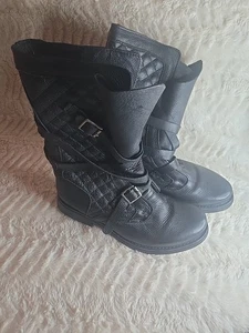 Steve Madden Damen-Bikerstiefel schwarz gesteppt und Schnalle Leder Größe 9,5 * neu ohne Etikett - Bild 1 von 9
