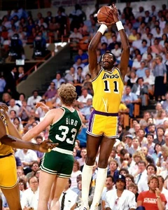 BOB McADOO & LARRY BIRD 8X10 PHOTO LOS ANGELES LAKERS LA CELTICS BASKETBALL NBA  - Picture 1 of 1