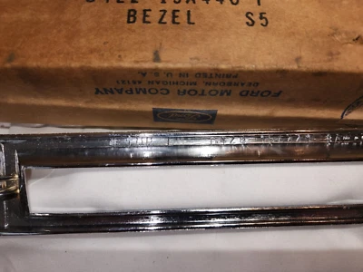 НОВЫЙ ИЗ СТАРЫХ ЗАПАСОВ 1974/1976 FORD MUSTANG II БОКОВОЙ МАРКЕР ЛАМПА ОБОДОК D4ZZ-15A440-F СО СТОРОНЫ ВОДИТЕЛЯ - Изображение 1 из 3