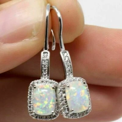 Pendientes colgantes colgantes con halo de diamantes de ópalo de fuego de corte cojín de 4 quilates de oro blanco de 14 quilates Foto 1 de 4