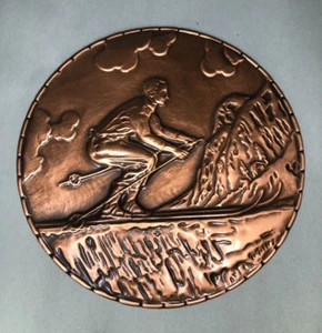 Colgador de pared de cobre Albert Gilles en relieve escena de esquí montañas esquiador hecho en Canadá - Imagen 1 de 6