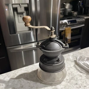Molinillo de café de hierro fundido vintage manivela con contenedor de plástico transparente - Imagen 1 de 12