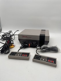Consola Nintendo NES Control Deck con 2 mandos, adaptador de CA, cables AV - Usada