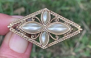 Spilla vintage 1928 tono oro a forma di diamante marchesa finta perla A801 - Foto 1 di 8