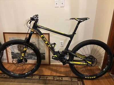 GT Helion Carbon Team-Large-Full Carbon ,XT, DT Swiss Wheels, Fox Fork and Shock - Image 1 of 4