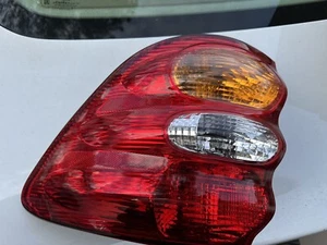 Conjunto de luz trasera TYC 11-6103 para Toyota Sequoia 01-04. Lado derecho - Imagen 1 de 9