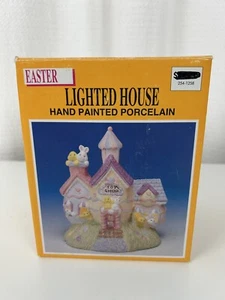 Casa iluminada de Pascua pintada a mano porcelana tienda de juguetes conejitos pollitos de colección 1994 - Imagen 1 de 6