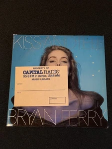 Kiss and Tell Bryan Ferry Virgin Records 1988 Picture Sleeve 45 rpm Record - Imagen 1 de 3