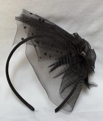 Diadema de moda negra plumas con lazo decorativo con velo de puntos negros Foto 1 de 4