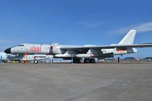 3930	Trumpeter: Xian H-6K Stratedgic Bomber in 1:144 - Picture 1 of 9