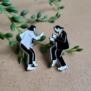 Film Pulp fiction Enamel Pin badges - Movie Dancing scene set of 2 pins Gift - Foto 1 di 1