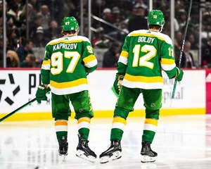 Foto de hockey de Kirill Kaprizov y Matthew Boldy Mid Game Minnesota Wild 8x10 NHL - Imagen 1 de 1