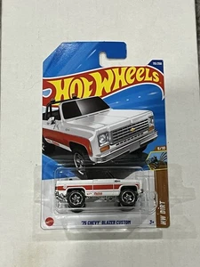 Hot Wheels 2025 ''HW DIRT'' #115 = `75 Chevy Blazer Personalizado Blanco 115/250 Juguete Nuevo - Imagen 1 de 6