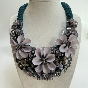 Collar Mignonne Gavigan Floral Distintivo Flores Verde Trenzado Cordón Desgaste - Imagen 1 de 14