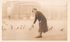England - LONDON Trafalgar Square - Woman feeding Pigeons - Picture 1 of 2