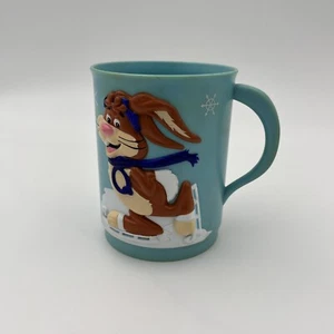Taza de plástico vintage coleccionable Nestlé Quik Nesquik - patinaje sobre hielo conejito conejo - Imagen 1 de 7