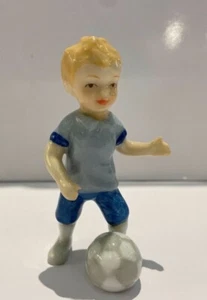 Royal Copenhagen - Statuina Bimbo che gioca a calcio - RF1249268 - Rivenditore - Foto 1 di 4