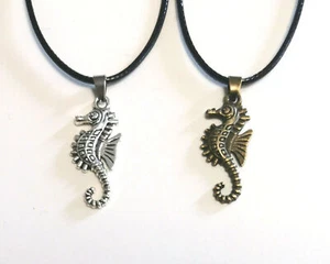 Collana Ciondolo Cavalluccio Marino Bronzo/ Argento Portafortuna vintage unisex - Imagen 1 de 5