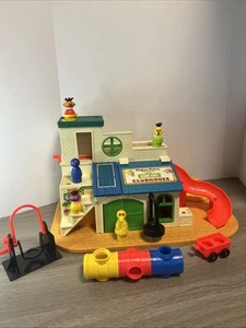 Vintage Fisher Price Little People Sesame Street Clubhouse #937 With Figures - Picture 1 of 17