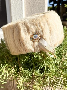 Sombrero pastillero vintage de piel sintética de los años 50 broche cinta acento beige Rosalyn - Imagen 1 de 10