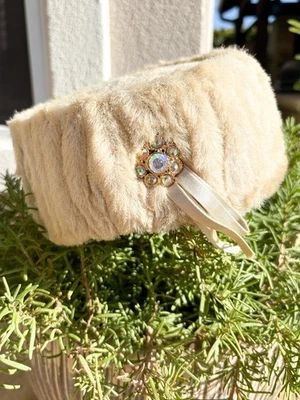 Sombrero pastillero vintage de piel sintética de los años 50 broche cinta acento beige Rosalyn Foto 1 de 4