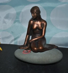 DE COLECCIÓN BRONCE SIRENA DESNUDA SENTADA EN PIEDRA KOBENHAVN icono COPENHAGUE recuerdo 4,5" - Imagen 1 de 6
