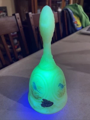 Vintage Fenton Bell Hand Painted Artist Signed Uranium Glows Birds 6 1/2"To 7"  - Изображение 1 из 4