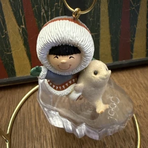Hallmark Frosty Friends 1990 hielo deslizamiento recuerdo adorno sello inuit - Imagen 1 de 5