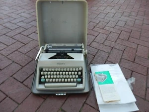 VTG Olympia SG 8 Desktop Typewriter from 1964? Works - Picture 1 of 20