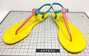 Sandalias planas de gelatina Ian by SODA con correa en T al tobillo amarillo/verde azulado/salmón talla 8 - Imagen 1 de 8