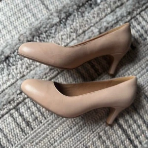 New Clarks heavenly heart kitten heels pumps blush nude women’s Sz 7.5 leather - Picture 1 of 4
