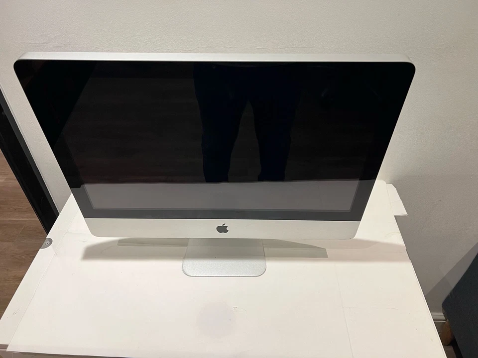 Apple iMac 21.5 Inch Late 2009, A1311 Core 2 Duo, 3.06GHZ 8GB RAM 2TB HDD - Image 1 of 4