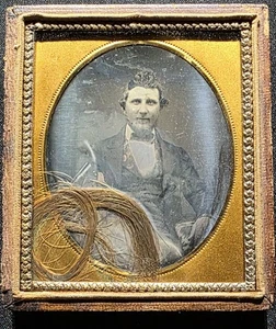 Antiguo hombre daguerrotipo de la década de 1850 con bloqueo de pelo 1/6 placa estuche foto luto  - Imagen 1 de 4